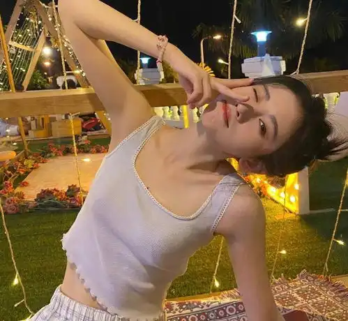 鞠婧祎主动晒笑到失态的照片,没有精修过,还怼脸自拍