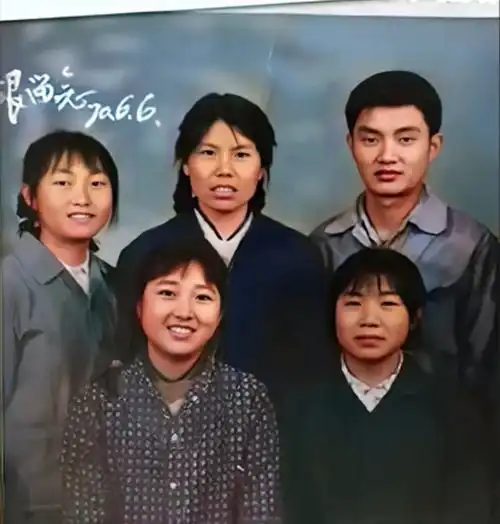 太神奇这张老照片中的李焕英在眨眼微笑