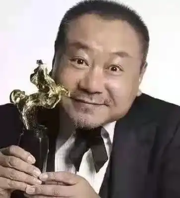 周冬雨新剧开拍,竟与范伟演情侣