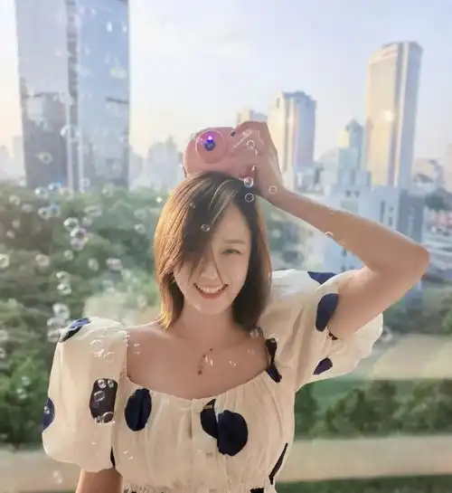 陈乔恩晒美照,穿波点连衣裙留短发似少女,还玩泡泡机超可爱