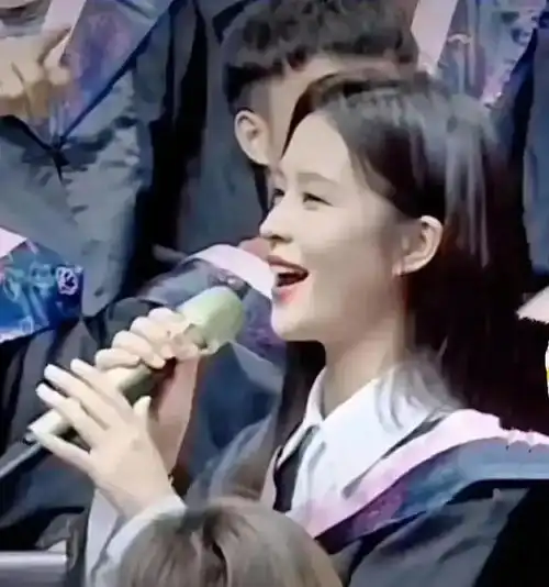 同样用美女吸眼球招生,为何南京大学输了,青岛大学赢了