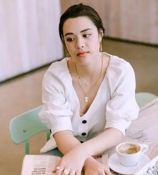 钟丽缇大女儿跪地痛哭素颜出镜失恋了妈妈三次婚姻才找到幸福