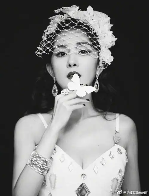 杨幂再次展示性感妩媚娇艳无双