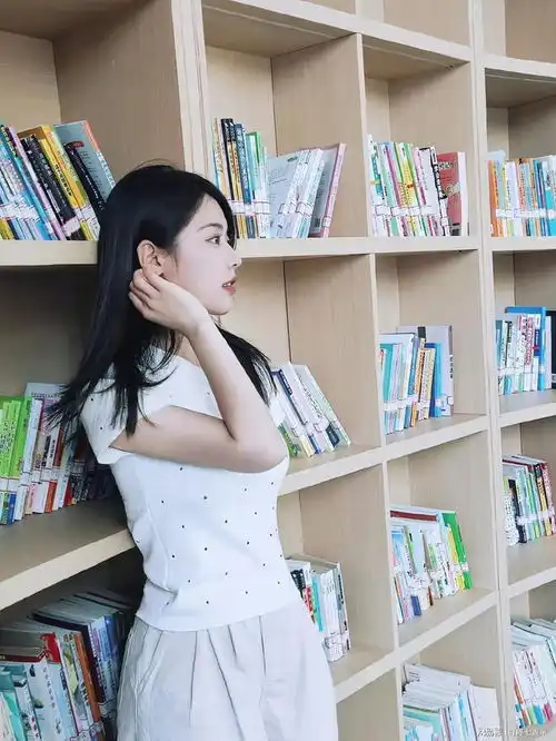 大学校园里清纯迷人的女大学生