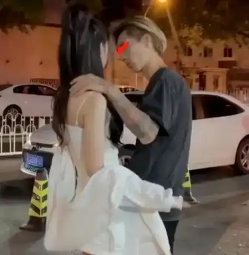 山东漂亮女子当街秀恩爱,看到她男朋友,网友坐不住了图他啥