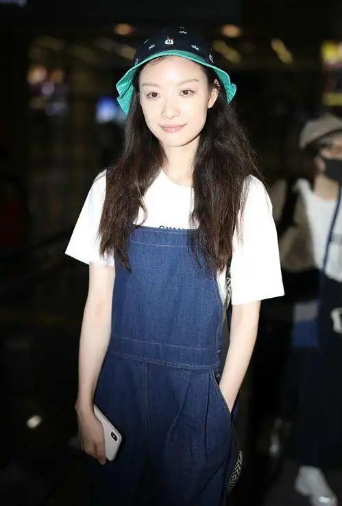 倪妮穿背带裤戴渔夫帽变萝莉小可爱嘟嘴卖萌似走出分手阴影