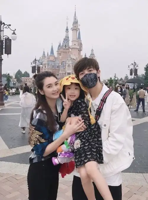 洪欣晒儿子毕业照张丹峰紧挨继子合影,女儿出镜模样像极爸爸