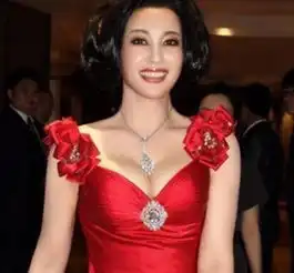 她是春晚美女主持,4婚嫁74岁富豪,今63岁坐拥上亿豪车