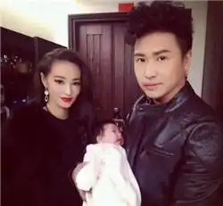欧弟首度曝光晒全家福女儿呆萌美艳娇妻红唇抢镜引网友尖叫不断