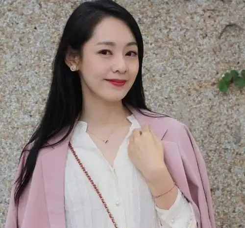女生超过30岁怎样穿出气质借助衬衫的清新美,轻松穿出温柔美