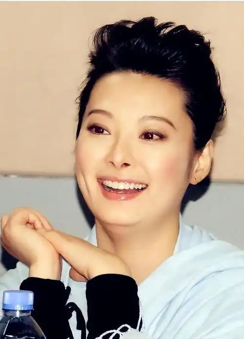 感情坎坷的袁立从纯洁女孩到男人围绕,三婚两离,50岁还没孩子