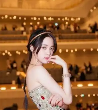 欧阳娜娜变身珠珠女孩,貌美如花,呈现珠宝少女的气质