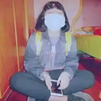 qq头像女生盘腿坐不露脸的