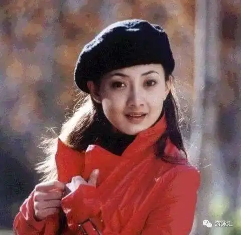 8次登央视春晚演小品,曾是游泳射击冠军,现45岁像个少女