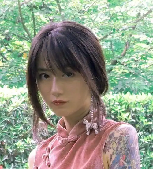 李诞女友颜值高身材好携手现身机场,图4的腿令人幻灭