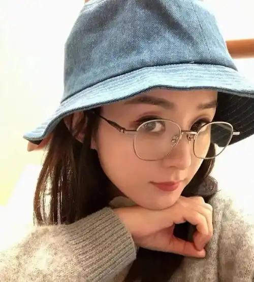 赵丽颖现身机场被拍,戴金丝边眼镜元气可爱,生图下的腿我却看愣