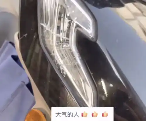 暖心广东一女司机开车撞倒路边摩托车,车主查看后让女司机离去