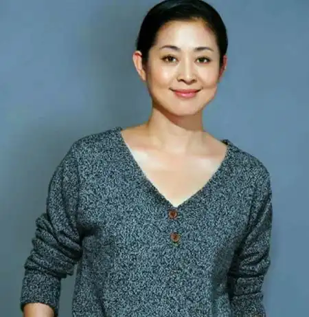 他与倪萍在一起6年,最终却娶了小16岁陈红,看到照片秒懂了