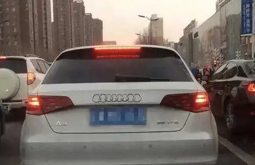 搞笑段子今天终于见识到女司机开车了,姑娘买了车一点要告诉我