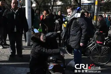 老外街头扶摔倒大妈遭讹疑为假
