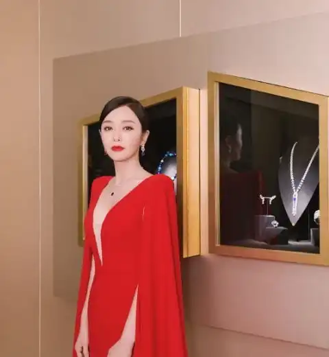 有种野蛮生长叫林青霞的眉毛,看着粗糙,与秦岚同框却更具美感