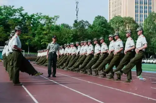 军训场上,青春正好00后小鲜肉文艺美少女上演变形计