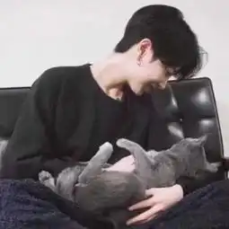 帅气男生怀抱小动物头像率真有爱超拽有个性的男生头像精选