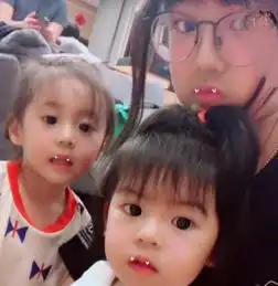 梧桐妹到台北过暑假,妈妈贾静雯送了她喜欢的礼物,姐妹仨又重聚