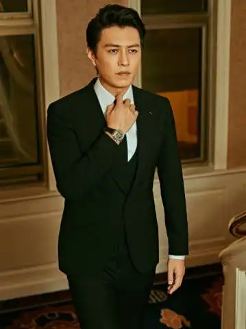 别看其他男星了,西装还是靳东穿起来最大气,不接受反驳