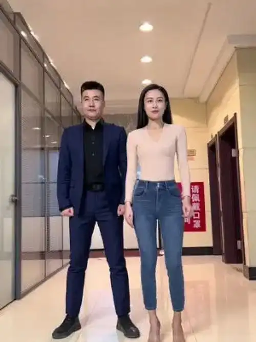 大长腿美女摇群舞男女双人舞美女