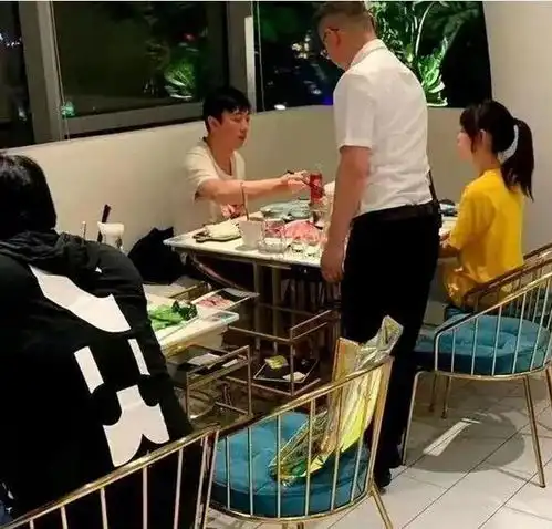 王思聪带新女友吃火锅,女方扎马尾白瘦幼,模样清纯撞脸章泽天