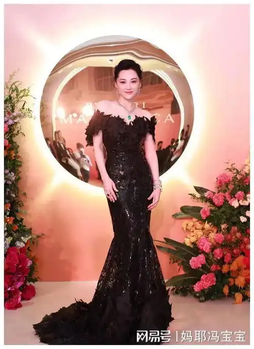 年轻时容貌平平人到中年却变惊艳大美女,岁月不败真美人