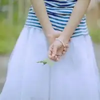 穿裙子的清新唯美女生头像
