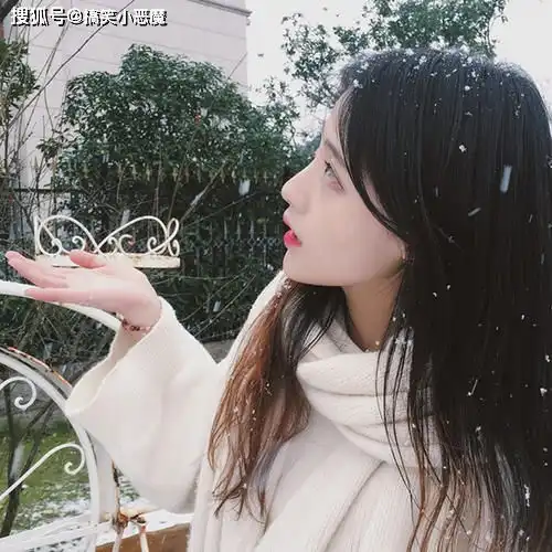 搞笑gif段子生活太难了,吃个泡面都怕被媳妇发现