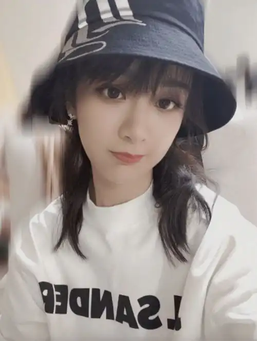 女明星们的自拍,一个比一个显脸小,杨幂戚薇这些方法超有用