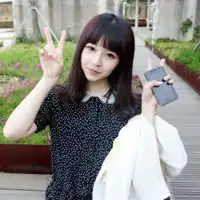可爱女生拿着手机的头像