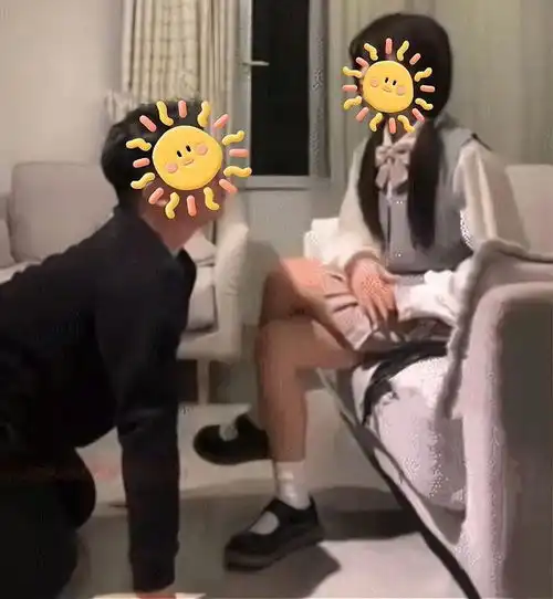 男生如狗一般跪地求原谅,女生连扇耳光不解气,你喜欢看腿是吧