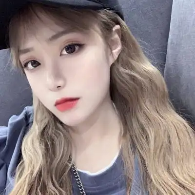 女生长发头像高冷微笑是我的伪装