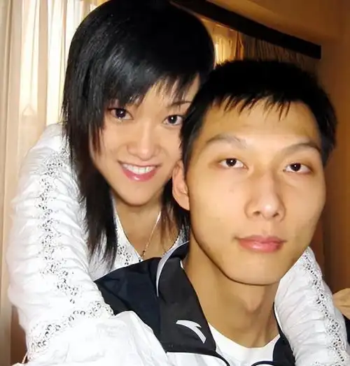易建联娶巴西足球宝贝荆灵,婚后连生两胎,妻儿都是美国籍