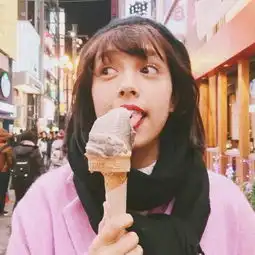 这位混血女孩完美示范了如何把日常照拍好看