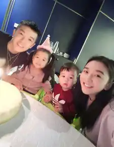 王栎鑫妻子把儿子扎俩小辫扮女孩儿,简直与姐姐王唯伊一模一样