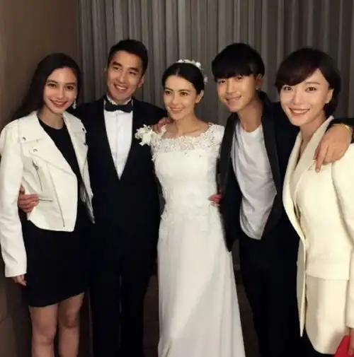baby亲吻神秘男被疑和黄晓明离婚,当事人早年发文澄清谣言