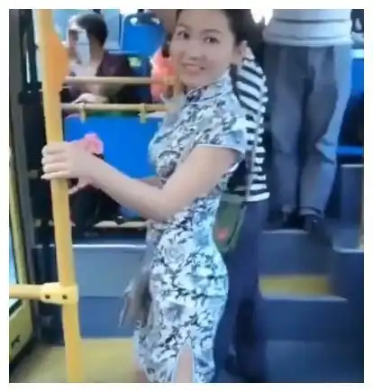 公交车上偶遇旗袍美女,小伙看晕了,网友是心动的感觉