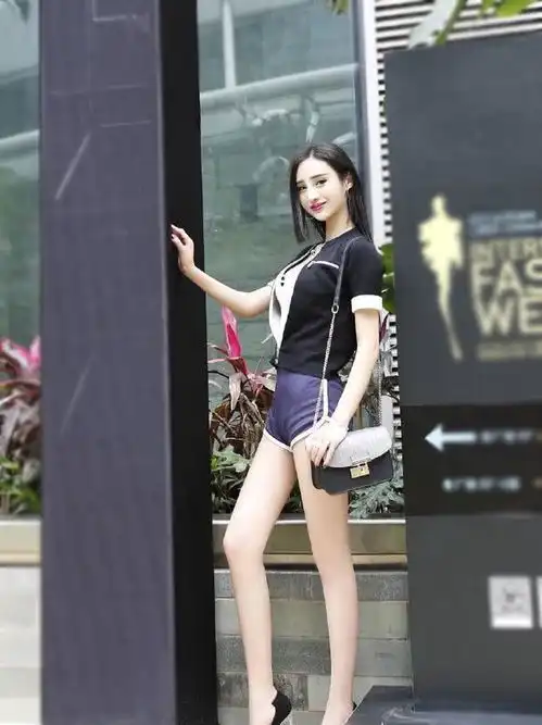 超模腿来之不易,全靠三角热裤衬托着,难怪走路怪怪的
