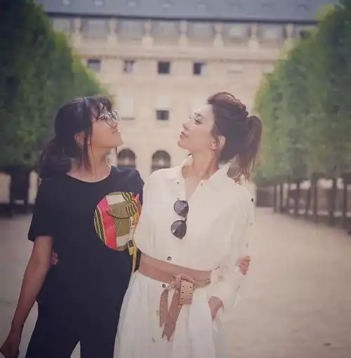 终于可以晒正脸照贾静雯首晒15岁梧桐妹正脸照,女儿从小像前夫