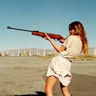 拿枪的女人头像社会人火哥拿枪头像