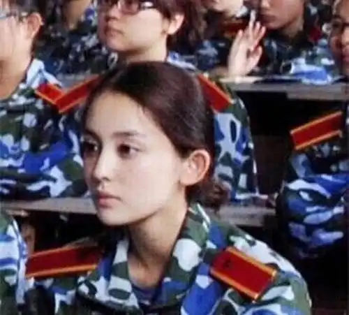 同是女星军训照,宋祖儿真实,杨紫呆萌,看到关晓彤鹿晗眼光是真好