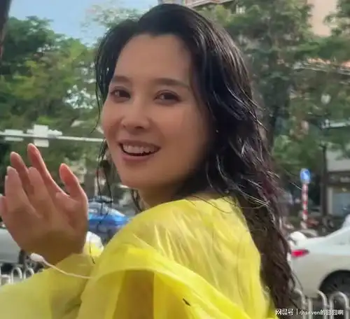 汪峰女友森林北近照曝光,现身泼水节素颜略显老气,玩水枪很开心
