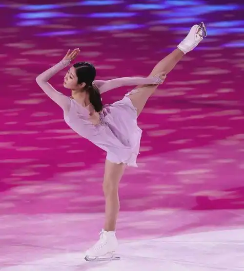花滑女神顶级美女性侵16岁师弟闺蜜偷拍不雅片这也太饥渴了