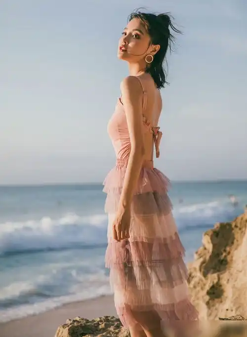 纹身美女模特霸气硬照,在鼓浪屿礁石上,摆好姿势身材大赞
